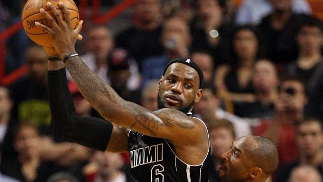 LeBron James z Miami (vlevo) byl hrdinou zápasu. LeBron James z Miami (vlevo) byl hrdinou zápasu.