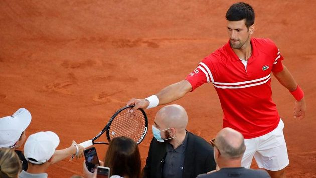 Novak Djokovic věnoval po vyhraném finále na Roland Garros svou raketu malému fanouškovi Novak Djokovic věnoval po vyhraném finále na Roland Garros svou raketu malému fanouškovi