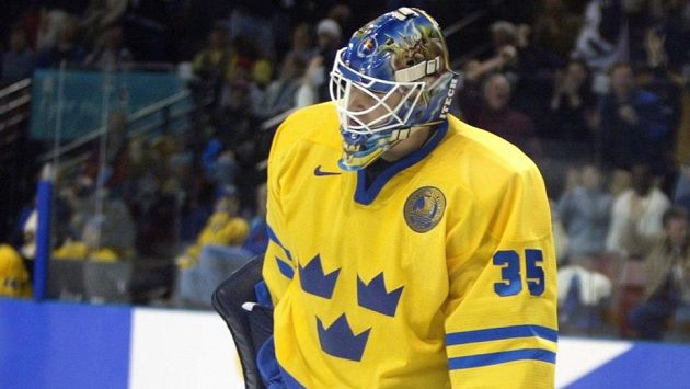 Brankář Tommy Salo jen pár vteřin poté, co ve čtvrtfinále olympijského turnaje v Salt Lake City v roce 2002 proti Bělorusku inkasoval laciný gól, který rozhodl o senzačním vyřazení švédských hokejistů. Brankář Tommy Salo jen pár vteřin poté, co ve čtvrtfinále olympijského turnaje v Salt Lake City v roce 2002 proti Bělorusku inkasoval laciný gól, který rozhodl o senzačním vyřazení švédských hokejistů.