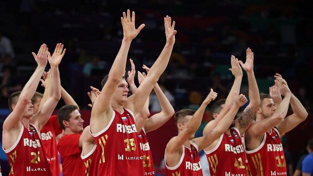 Ruští basketbalisté děkují fanouškům za povzbuzování během zápasu s Řeckem. Ruští basketbalisté děkují fanouškům za povzbuzování během zápasu s Řeckem.