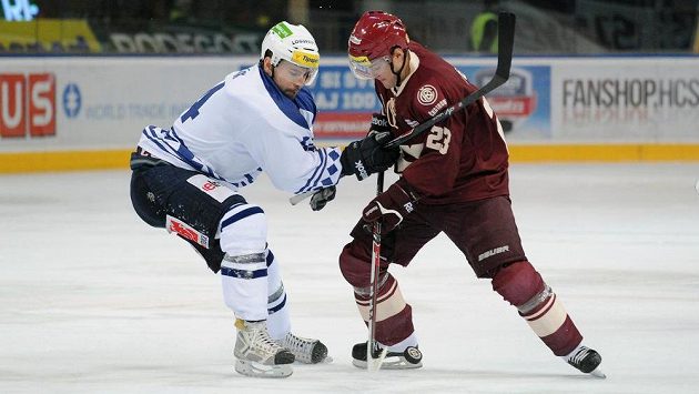 Obránce Tomáš Slovák (vlevo) se vrací do Plzně. Obránce Tomáš Slovák (vlevo) se vrací do Plzně.