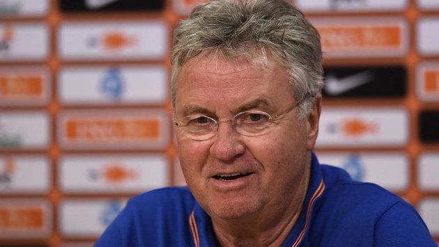 Nizozemský trenér Guus Hiddink na tiskové konferenci v Praze. Nizozemský trenér Guus Hiddink na tiskové konferenci v Praze.