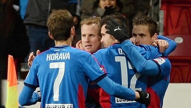 Fotbalisté Plzně se radují z gólu Michala Ďuriše (druhý zprava) proti Mladé Boleslavi. Fotbalisté Plzně se radují z gólu Michala Ďuriše (druhý zprava) proti Mladé Boleslavi.