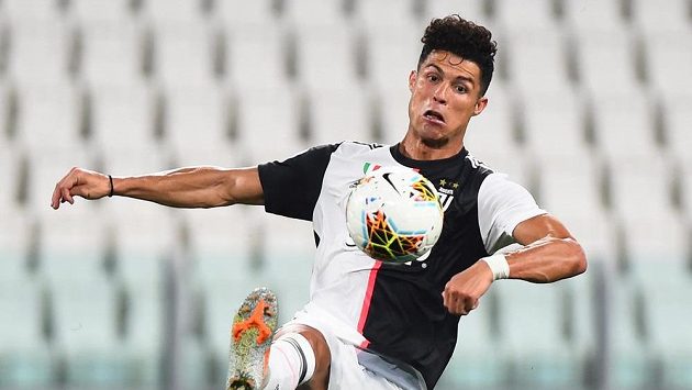 Cristiano Ronaldo z Juventusu v akci v utkání s Bergamem. Dvěma góly z penalt zařídil svému týmu aspoň remízu. Cristiano Ronaldo z Juventusu v akci v utkání s Bergamem. Dvěma góly z penalt zařídil svému týmu aspoň remízu.