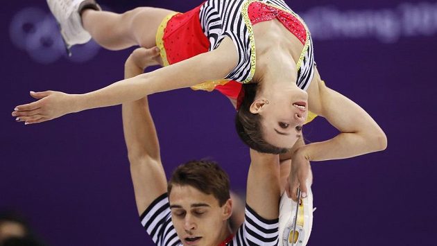Potlesk pro české krasobruslaře. Sportovní dvojici Anna Dušková, Martin Bidař se při olympijské premiéře povedla i volná jízda. Potlesk pro české krasobruslaře. Sportovní dvojici Anna Dušková, Martin Bidař se při olympijské premiéře povedla i volná jízda.