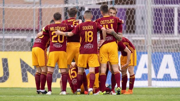 Fotbalisté Dukly Praha oslavují gól Fotbalisté Dukly Praha oslavují gól