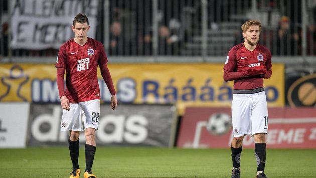 Fotbalisté Sparty Praha Ondřej Zahustel (vlevo) a Martin Frýdek po utkání 15.kola HET ligy, kdy prohráli na hřišti Sigmy Olomouc 0:1. Fotbalisté Sparty Praha Ondřej Zahustel (vlevo) a Martin Frýdek po utkání 15.kola HET ligy, kdy prohráli na hřišti Sigmy Olomouc 0:1.