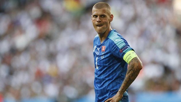 Martin Škrtel v dresu Slovenska na fotbalovém mistrovství Evropy. Martin Škrtel v dresu Slovenska na fotbalovém mistrovství Evropy.