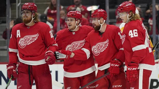Český zadák Detroitu Filip Hronek (druhý zprava) slaví se spoluhráči svůj gól proti Pittsburghu. Český zadák Detroitu Filip Hronek (druhý zprava) slaví se spoluhráči svůj gól proti Pittsburghu.
