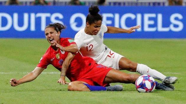 MOmentka ze semifinále probíhajícího MS USA - Anglie. Zleva Američanka Carli Lloydová a Angličanka Demi Stokesová. MOmentka ze semifinále probíhajícího MS USA - Anglie. Zleva Američanka Carli Lloydová a Angličanka Demi Stokesová.