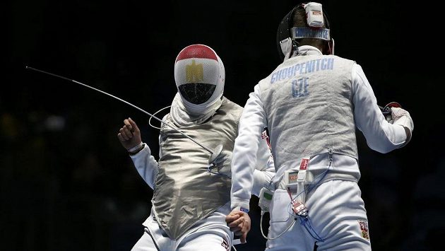 Český fleretista Alexander Choupenitch (zády) v souboji s obhájcem stříbra Aláldinem Abúelkásimem z Egypta. Český fleretista Alexander Choupenitch (zády) v souboji s obhájcem stříbra Aláldinem Abúelkásimem z Egypta.