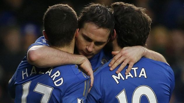 Frank Lampard (uprostřed) slaví svůj gól s Edenem Hazardem a Juanem Matou. Frank Lampard (uprostřed) slaví svůj gól s Edenem Hazardem a Juanem Matou.