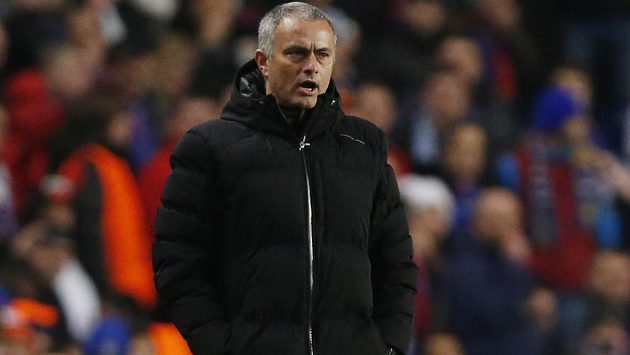 Trenér Chelsea José Mourinho během utkání Ligy mistrů se Steauou Bukurešť. Trenér Chelsea José Mourinho během utkání Ligy mistrů se Steauou Bukurešť.
