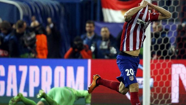 Obránce Atlétika Juanfran svléká radostí dres po rozhodující penaltě s PSV. Obránce Atlétika Juanfran svléká radostí dres po rozhodující penaltě s PSV.