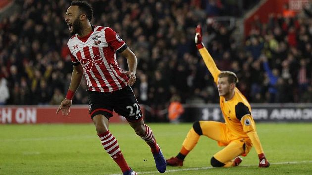 Nathan Redmond ze Southamptonu se raduje z gólu proti Liverpoolu v úvodním semifinále Ligového poháru. Vpravo je brankář Reds Loris Karius. Nathan Redmond ze Southamptonu se raduje z gólu proti Liverpoolu v úvodním semifinále Ligového poháru. Vpravo je brankář Reds Loris Karius.