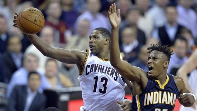 Tristan Thompson (13) z Clevelandu a Myles Turner (33) z Indiany. Tristan Thompson (13) z Clevelandu a Myles Turner (33) z Indiany.