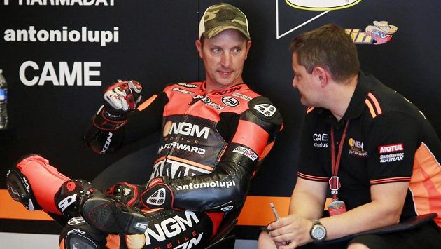 Motocyklista Colin Edwards (vlevo). Motocyklista Colin Edwards (vlevo).