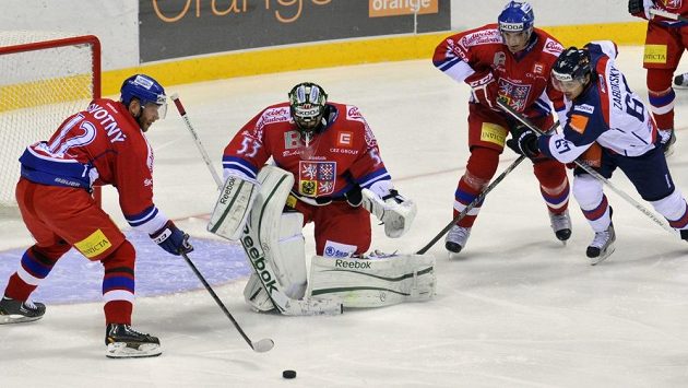 Zprava Tomáš Záborský ze Slovenska a Jan Kolář, brankář Alexander Salák a Jiří Novotný z českého týmu. Zprava Tomáš Záborský ze Slovenska a Jan Kolář, brankář Alexander Salák a Jiří Novotný z českého týmu.