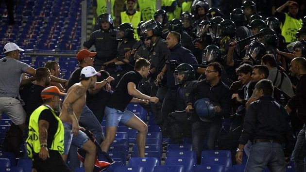 Neukáznění fanoušci CSKA v duelu Ligy mistrů na hřišti AS Řím. Neukáznění fanoušci CSKA v duelu Ligy mistrů na hřišti AS Řím.