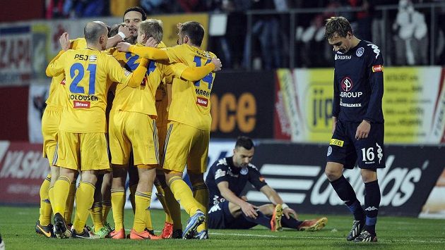Radost jihlavských z prvního gólu v síti Slovácka. Radost jihlavských z prvního gólu v síti Slovácka.
