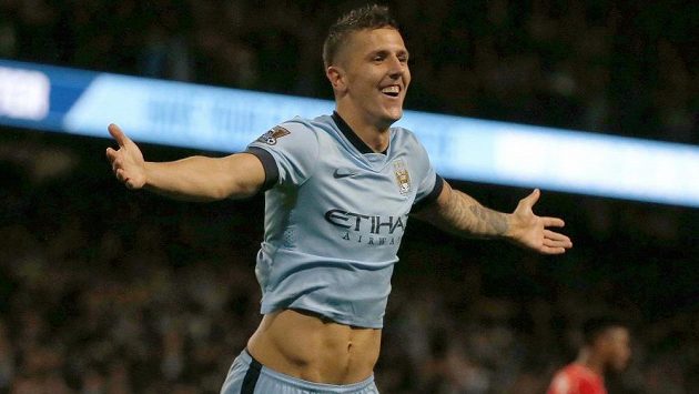 Záložník Manchesteru City Stevan Jovetič slaví gól proti Liverpoolu v utkání 2. kola Premier League. Záložník Manchesteru City Stevan Jovetič slaví gól proti Liverpoolu v utkání 2. kola Premier League.