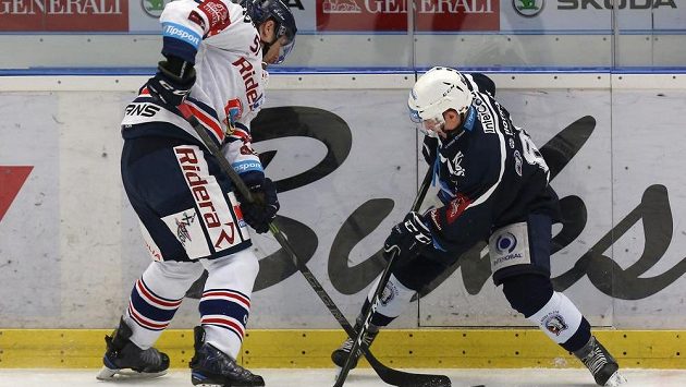Rostislav Olesz z Vítkovic a Petr Kodýtek z Plzně v akci během extraligového utkání. Rostislav Olesz z Vítkovic a Petr Kodýtek z Plzně v akci během extraligového utkání.