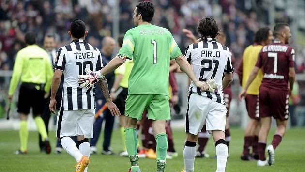 Zklamaní fotbalisté Juventusu po porážce v derby s FC Turín. Zleva útočník Carlos Tévez, brankář Gianluigi Buffon a záložník Andrea Pirlo. Zklamaní fotbalisté Juventusu po porážce v derby s FC Turín. Zleva útočník Carlos Tévez, brankář Gianluigi Buffon a záložník Andrea Pirlo.