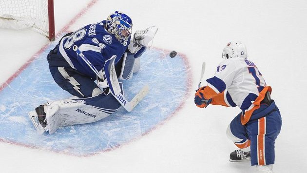 Brankář Tampy Bay Andrej Vasilevskij likviduje šanci Mathewa Barzala z NY Islanders v prodloužení pátého duelu finále play off Východní konference NHL. Brankář Tampy Bay Andrej Vasilevskij likviduje šanci Mathewa Barzala z NY Islanders v prodloužení pátého duelu finále play off Východní konference NHL.