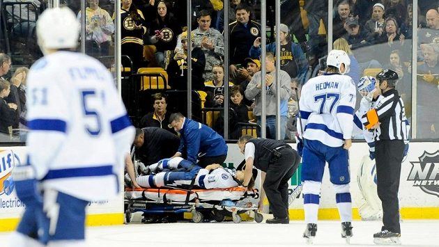 Útočník Steven Stamkos z Tampy Bay (91) opustil zápas v bostonské TD Garden v nelichotivé pozici. Útočník Steven Stamkos z Tampy Bay (91) opustil zápas v bostonské TD Garden v nelichotivé pozici.
