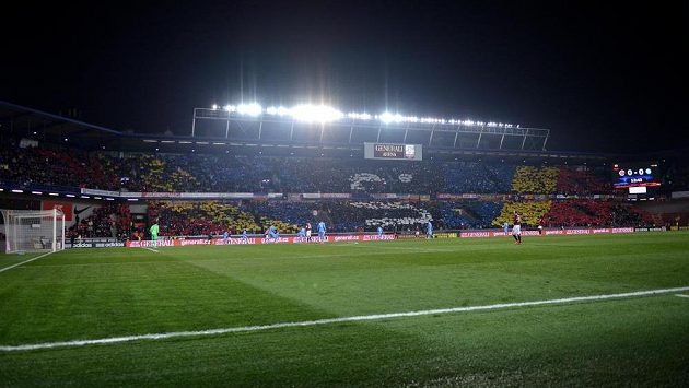 Choreo fanoušků Sparty Praha během utkání s Neapolí. Choreo fanoušků Sparty Praha během utkání s Neapolí.