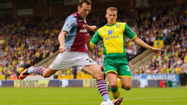 Libor Kozák z Aston Villy pálí na branku Norwiche. Jeho počínání přihlíží Ryan Bennett. Libor Kozák z Aston Villy pálí na branku Norwiche. Jeho počínání přihlíží Ryan Bennett.
