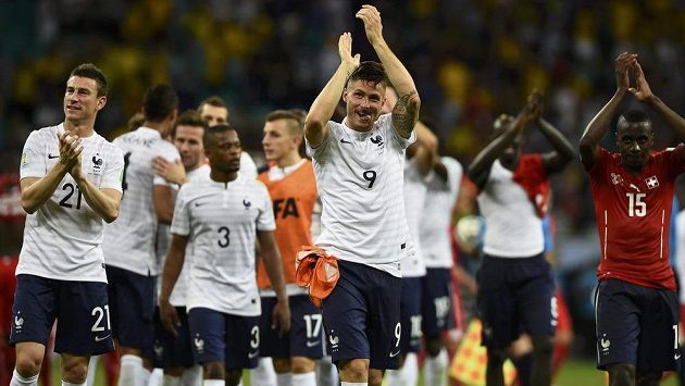 Fotbalisté Francie slaví vítězství nad Švýcarskem. Zleva obránce Laurent Koscielny (č. 21), Patrice Evra (č. 3) a útočník Olivier Giroud (č. 9). Fotbalisté Francie slaví vítězství nad Švýcarskem. Zleva obránce Laurent Koscielny (č. 21), Patrice Evra (č. 3) a útočník Olivier Giroud (č. 9).