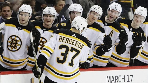 Útočník Bostonu Patrice Bergeron přijímá od spoluhráčů na střídačce gratulace k jednomu ze svých tří gólů proti Islanders. Útočník Bostonu Patrice Bergeron přijímá od spoluhráčů na střídačce gratulace k jednomu ze svých tří gólů proti Islanders.