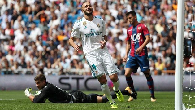 Útočník Karim Benzema je spokojený. Prodloužil smlouvu v Realu Madrid. Útočník Karim Benzema je spokojený. Prodloužil smlouvu v Realu Madrid.
