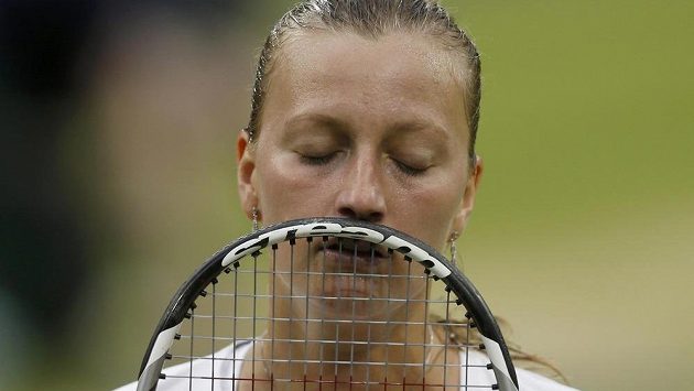 Výraz Petry Kvitové v prohrané čtvrtfinálové bitvě ve Wimbledonu hovoří za vše. Výraz Petry Kvitové v prohrané čtvrtfinálové bitvě ve Wimbledonu hovoří za vše.