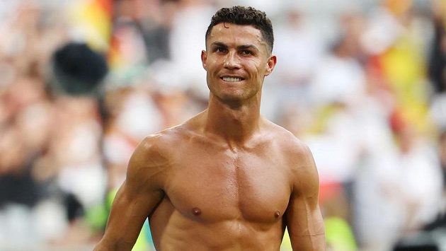 Portugalský fotbalista Cristiano Ronaldo po zápase skupiny F na ME ve fotbale proti Německu. Portugalský fotbalista Cristiano Ronaldo po zápase skupiny F na ME ve fotbale proti Německu.