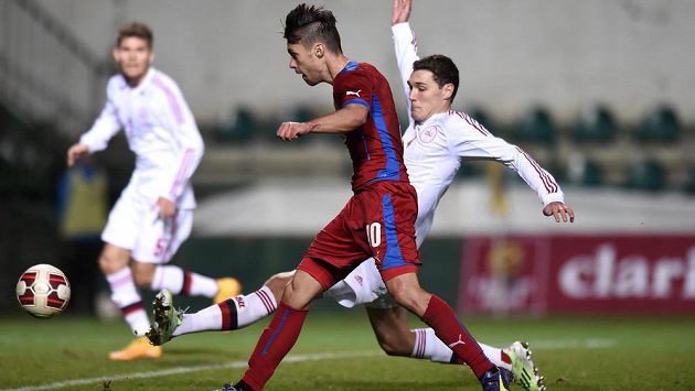 Český útočník Václav Kadlec (vpředu) a dánský obránce Andreas Christensen během přátelského utkání v Praze. Český útočník Václav Kadlec (vpředu) a dánský obránce Andreas Christensen během přátelského utkání v Praze.