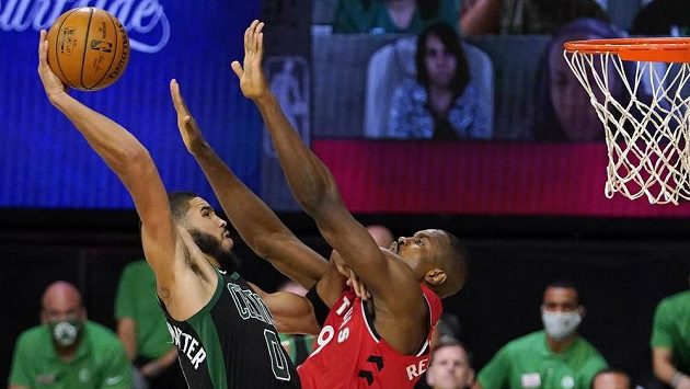 Jayson Tatum (0) z Bostonu Serge Ibaka (9) z Toronta. Jayson Tatum (0) z Bostonu Serge Ibaka (9) z Toronta.