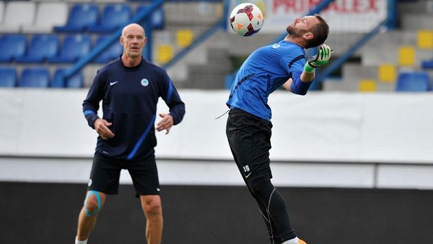 Liberecký brankář Přemysl Kovář na tréninku před odvetným duelem play off Evropské ligy s Udinese Calcio. Vlevo kouč gólmanů Milan Veselý. Liberecký brankář Přemysl Kovář na tréninku před odvetným duelem play off Evropské ligy s Udinese Calcio. Vlevo kouč gólmanů Milan Veselý.