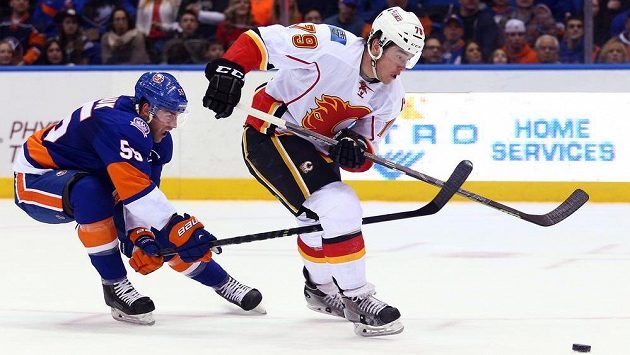 Johnny Boychuk (55) z New York Islanders a Michael Ferland (79) z Calgary. Johnny Boychuk (55) z New York Islanders a Michael Ferland (79) z Calgary.