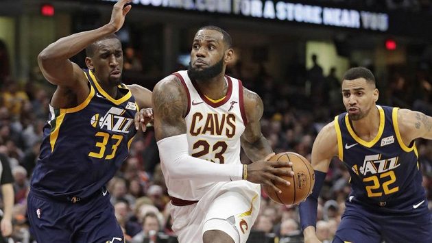 Clevelandský LeBron James uniká Udohovi (33) a Sefoloshovi (22) z Utahu. Clevelandský LeBron James uniká Udohovi (33) a Sefoloshovi (22) z Utahu.