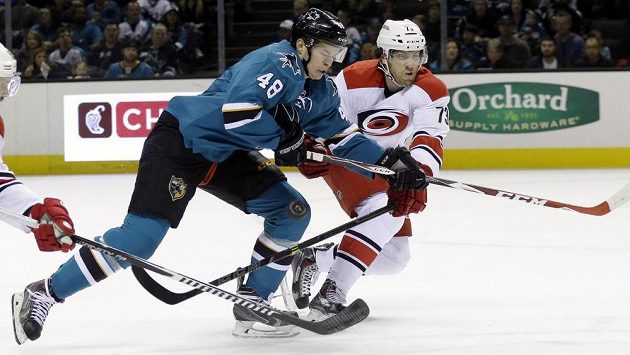 Tomáš Hertl v souboji s Brettem Bellemorem Tomáš Hertl v souboji s Brettem Bellemorem