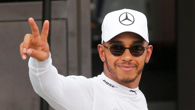 Pilot mercedesu Lewis Hamilton po triumfu v kvalifikaci na Velkou cenu Francie. Pilot mercedesu Lewis Hamilton po triumfu v kvalifikaci na Velkou cenu Francie.