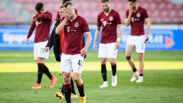 Zklamaní fotbalisté Sparty po semifinále MOL Cupu. Zklamaní fotbalisté Sparty po semifinále MOL Cupu.
