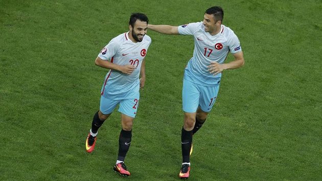 Turečtí fotbalisté Burak Yilmaz (vpravo) a Volkan Sen oslavují gól proti České republice. Turečtí fotbalisté Burak Yilmaz (vpravo) a Volkan Sen oslavují gól proti České republice.