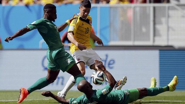Kolumbijec James Rodriguez (vpravo) bojuje se Sergem Aurierem (vlevo) a Didierem Zokorou (na zemi) z Pobřeží slonoviny. Kolumbijec James Rodriguez (vpravo) bojuje se Sergem Aurierem (vlevo) a Didierem Zokorou (na zemi) z Pobřeží slonoviny.