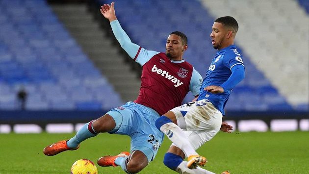Sebastien Haller v dresu West Hamu v souboji s Masonem Holgatem z Evertonu. Sebastien Haller v dresu West Hamu v souboji s Masonem Holgatem z Evertonu.