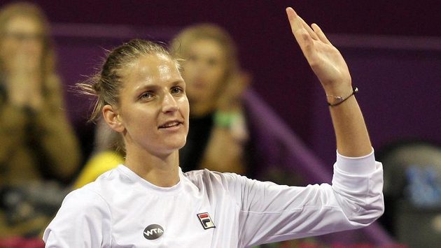 Česká tenistka Karolína Plíšková zdaví fanoušky. Česká tenistka Karolína Plíšková zdaví fanoušky.