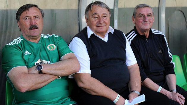 Internacionál Antonín Panenka (vlevo) a trenér Josef Zadina (uprostřed) na lavičce během oslav 30. výročí zisku titulu Bohemians Praha v Ďolíčku. Internacionál Antonín Panenka (vlevo) a trenér Josef Zadina (uprostřed) na lavičce během oslav 30. výročí zisku titulu Bohemians Praha v Ďolíčku.