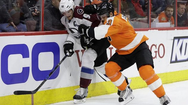 Gabriel Landeskog z Colorada Avalanche se snaží prosadit přes českého obránce Philadelphie Flyers Radko Gudase v utkání NHL. Gabriel Landeskog z Colorada Avalanche se snaží prosadit přes českého obránce Philadelphie Flyers Radko Gudase v utkání NHL.